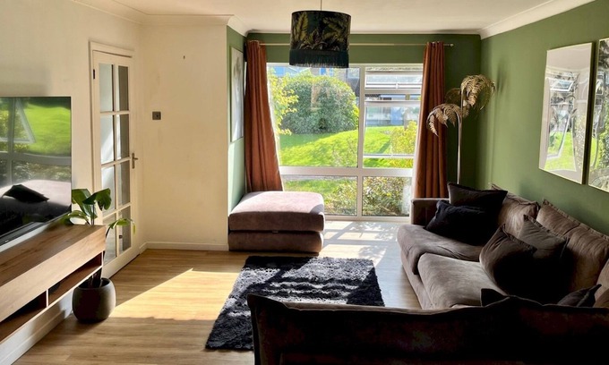 Hatfield House | Pass the Keys | Cosy Family Home in Hatfield with Parking Sleeps 5