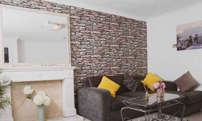 Maidstone House | Pass the Keys | Cosy Retreat with River View FREE Parking Nr Town