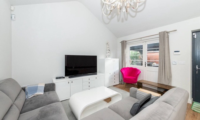 Reading House | Pass the Keys | Cozy Home with Underfloor Heating System