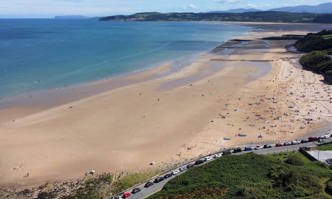 Brynteg House | Pass the Keys | Cysgod Eryri Spacious House near Anglesey Coast