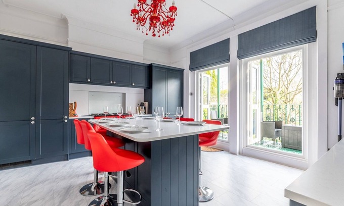 Blackheath House | Pass the Keys | Elegant 4BR House + Parking + Garden + Library