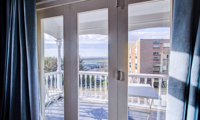 Leigh-on-Sea House | Pass the Keys | Large house Leigh Sea views