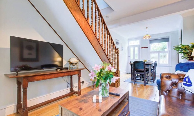 Leigh-on-Sea House | Pass the Keys | Stunning Cottage in the Heart of Old Leigh