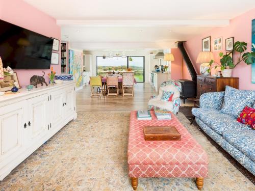 Cold Aston House | Pass the Keys Idyllic family home Stunning views Garden