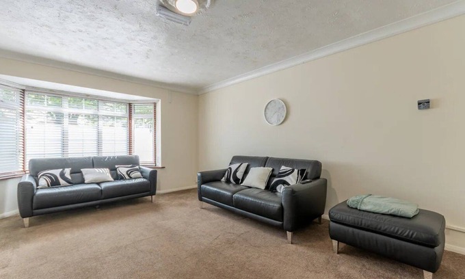 South Benfleet House | Pass the Keys | Large house in Benfleet