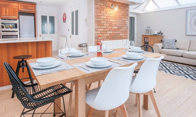 Thornhill House | Pass the Keys | Luxury spacious 3Bed home close to City/Stadiums