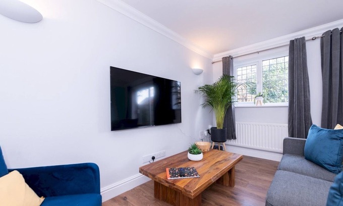 Earley House | Pass the Keys | Morden design quiet house and garden and free parking