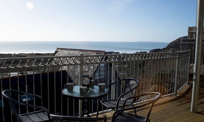 Pendine Apartment | Pass the Keys | Pendine - Pet friendly | Hot tub | Sea views | Sleeps 4