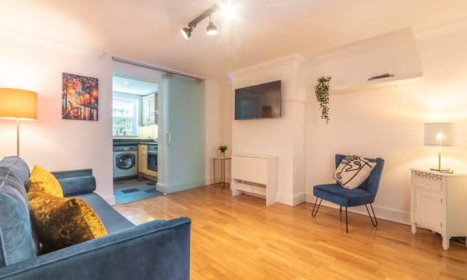 South Richmond Apartment | Pass The Keys | Stylish Apartment Minutes From Richmond Station