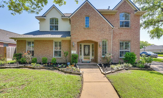 Pearland House | Patio, BBQ & Yard: Family Retreat in Pearland
