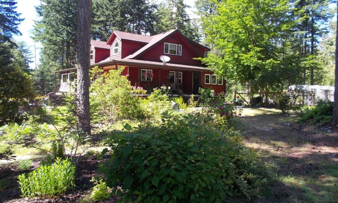 Quathiaski Cove House | Patio Suite at Kingfisher Pond Guesthouse