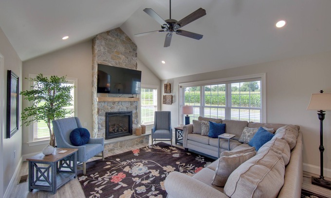 Gordonville House | Patio & Yard: Newly Built Retreat in Ronks!