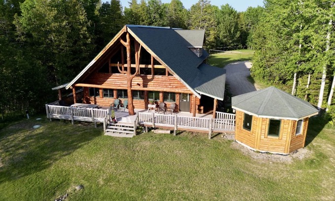 Drummond House | Paw Point Lodge on Drummond Island