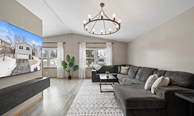 Twin Lakes House | Paws at the Lake - Close to boat launch!