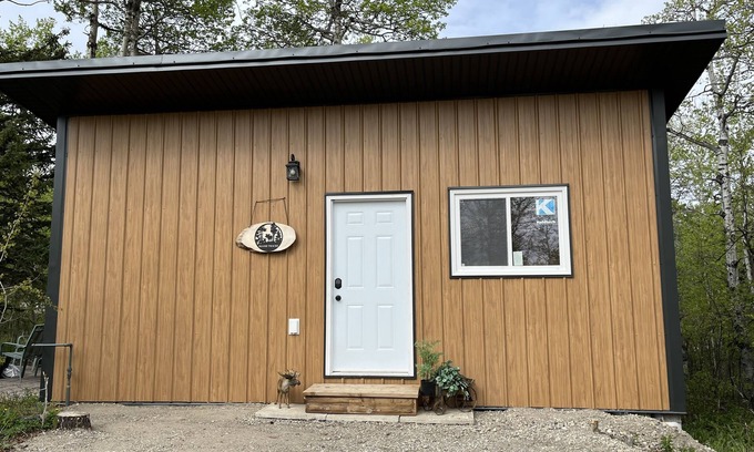 Mountain View Cabin | Payne Lake Wilderness Huts - Moose Tracks
