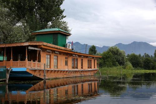 Nagin Bagh Boat Rental | Peace Of Mind Group of Houseboats