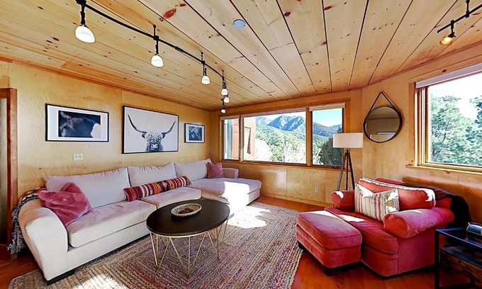 Valdez House | Peace & Pizza