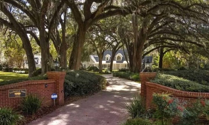 Alachua Apartment | Peaceful 1 bdrm apartment overlooking beautiful live oaks on 5 acre property.