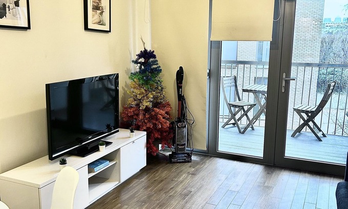 Royal Docks Apartment | Peaceful 1 Bed Apartment in Pontoon Dock, Silvertown