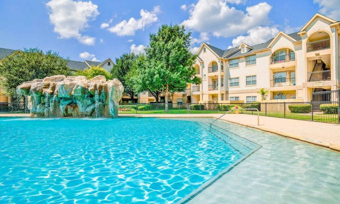 Far North Dallas Apartment | Peaceful 1BR Unit With Balcony