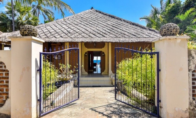 Bukti Villa | Peaceful 2 Bedroom Beachfront Villa North Bali