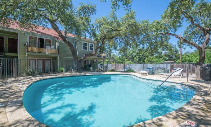 South Lamar House | Peaceful 2 BR off of So Lamar w/Pool Minutes to Dwntwn 1 KNG/1QN BR Free parking