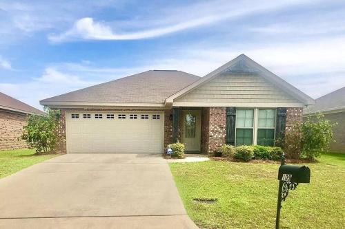 Dothan House | Peaceful 3BR/2BA Hidden Lake Home Near ACOM w/WiFi
