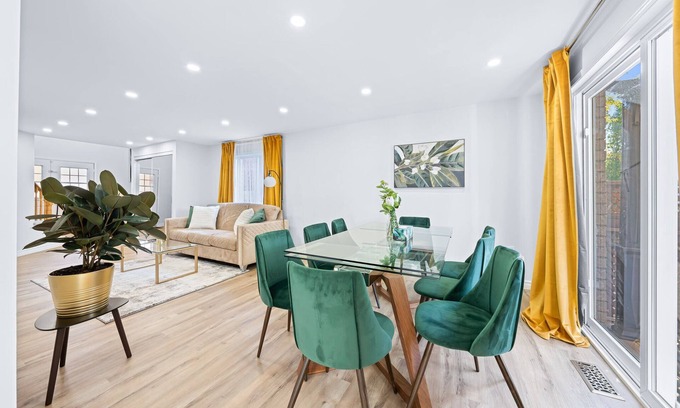 Barrie House | Peaceful - 4 bdrm home with fast WIFI free parking