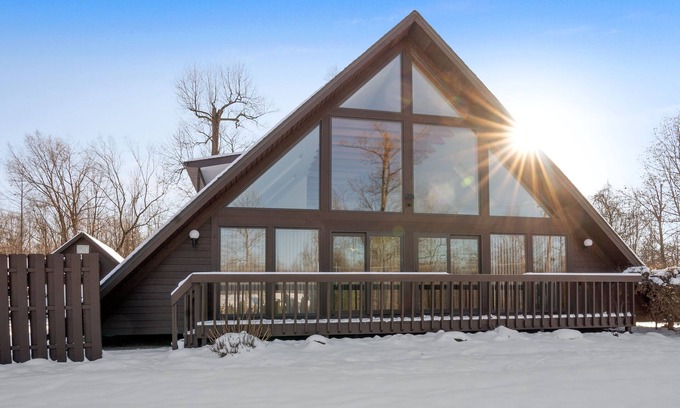 Boardman Ski Chalet | Peaceful A-Frame w/Hot Tub, Game Room & Loft – Near Dining, Shopping & YSU