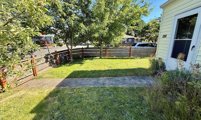 Woodstock House | Peaceful and charming 3 Bedroom house. Fenced Yard. Wifi Pets stay for free!