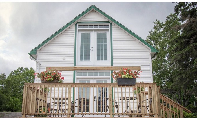 Milford House | Peaceful and close to wineries in south end of the county. Just 15 minutes from town