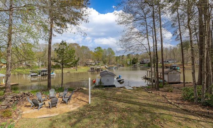 Henrico House | Peaceful and Family Friendly 4BR, 3BA Waterfront Escape at Lake Gaston