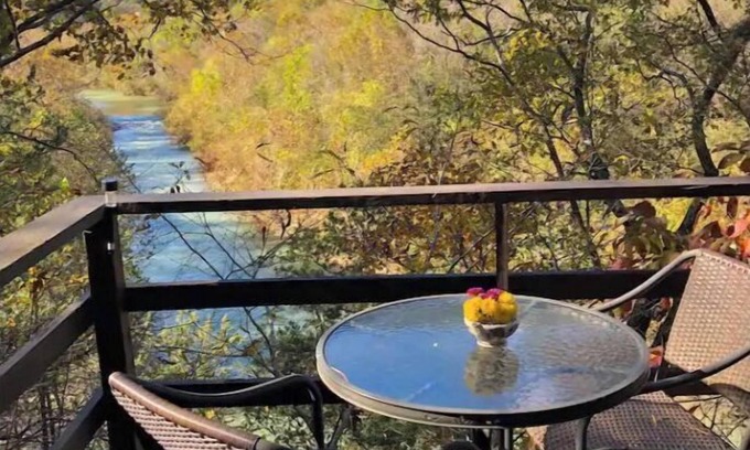 Jasper House | Peaceful and private cabin overlooking the Little Buffalo River.