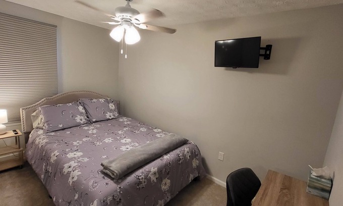 Calverton House | Peaceful Bedroom in Quiet Townhouse