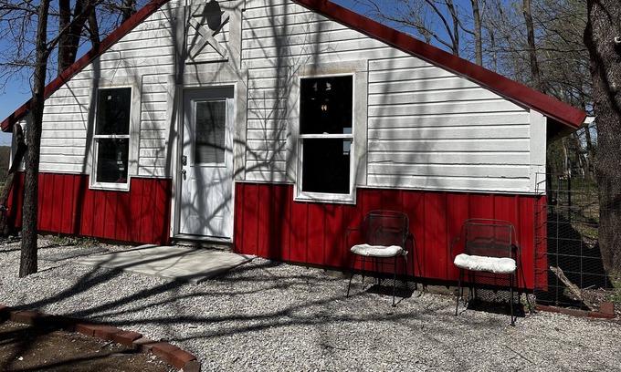 South Kansas City Apartment | Peaceful bunkhouse getaway on quiet farm in KCMO