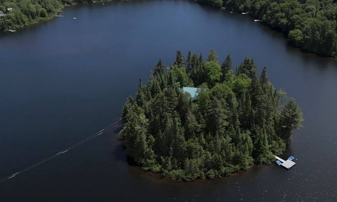St-Adolphe-d'Howard House | Peaceful and quiet island on a frozen lake!