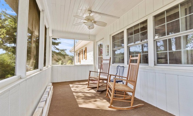 Guntersville House | Peaceful Cabin Home-Minutes from Guntersville City Harbor and Boat Launches