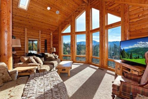 Whispering Forest House | Peaceful Cabin Home with Breathtaking View!