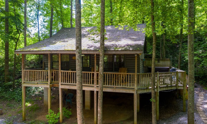 Helen Cabin | Peaceful cabin-Hot tub - short walk2town-Campfire