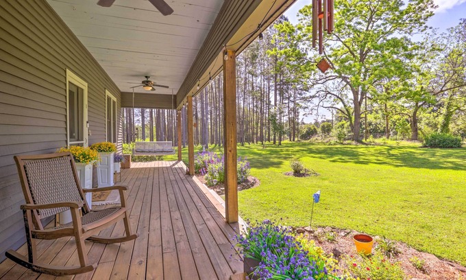 Cairo House | Peaceful Cairo Farmhouse w/Barn & Fire Pit