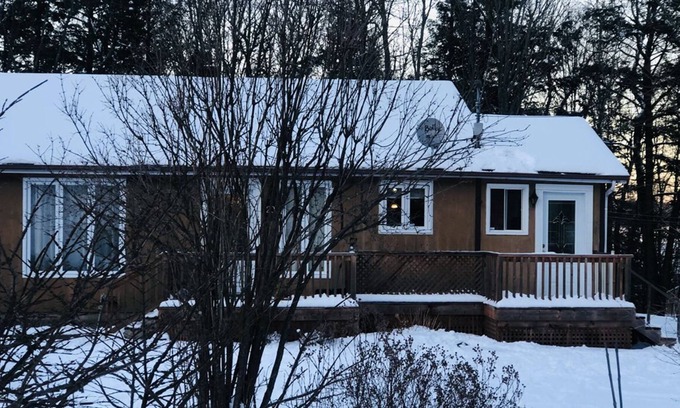 Lac-Brome House | Peaceful Chalet w/ WIFI in Lac Brome