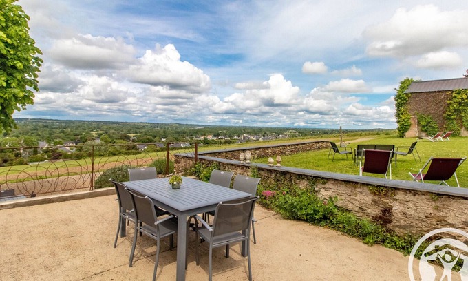 Rochefort-sur-Loire Cottage | Peaceful cottage in vineyards with garden and private parking