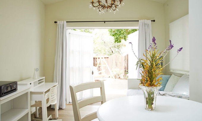 Berkeley Cottage | Peaceful Cottage Among Berkeley Mansions
