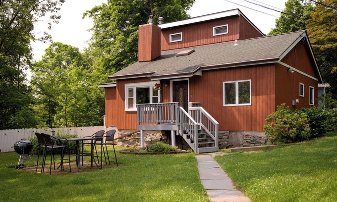 Putnam Valley Cottage | Peaceful Cottage with Grill | Walk to Lake