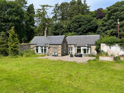 Leven House | Peaceful cottage with fireplace Charleton Estate