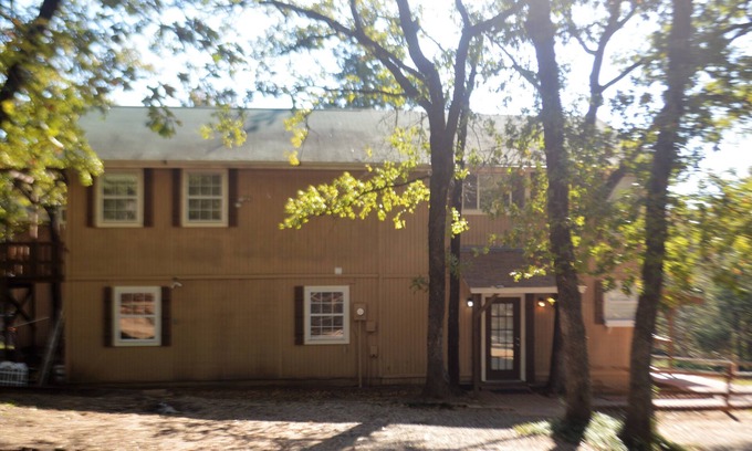 Denison House | Peaceful Country Hideaway- Pet friendly!