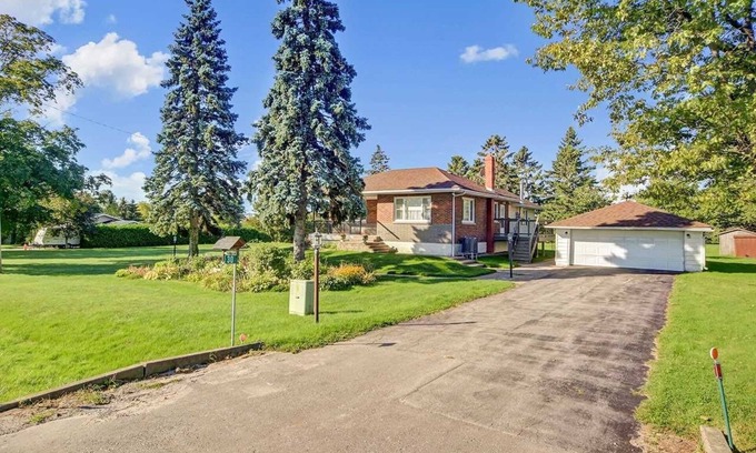 Clarington House | Peaceful & Cozy 3 Bedroom House In Newcastle, ON