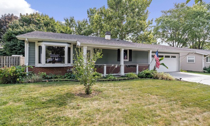 St. Charles House | Peaceful Cozy Home with Well Equipped Kitchen, WiFi, & King Bed in St Charles