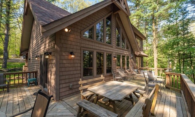 North Glade Hills House | Peaceful Easy Feelin': Lakefront, Dock, Pool Table, Horseshoes!