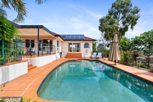 Bridgeman Downs Apartment | Peaceful Family Home: 4-Bed Pool Alfresco Dining